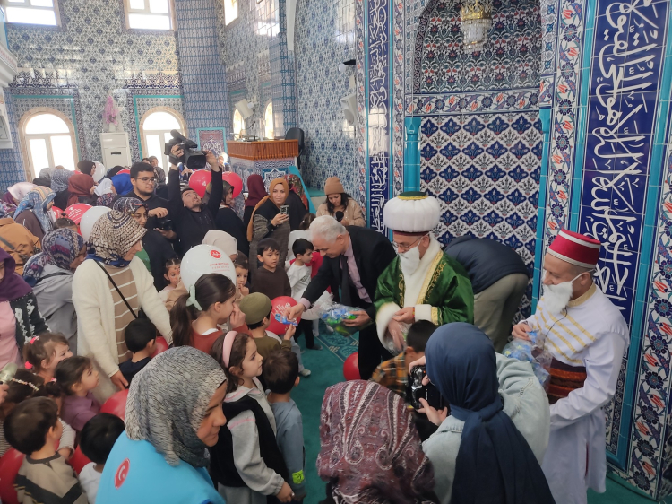 Bucak'ta Miniklerin Camide Yüzü Güldü 3