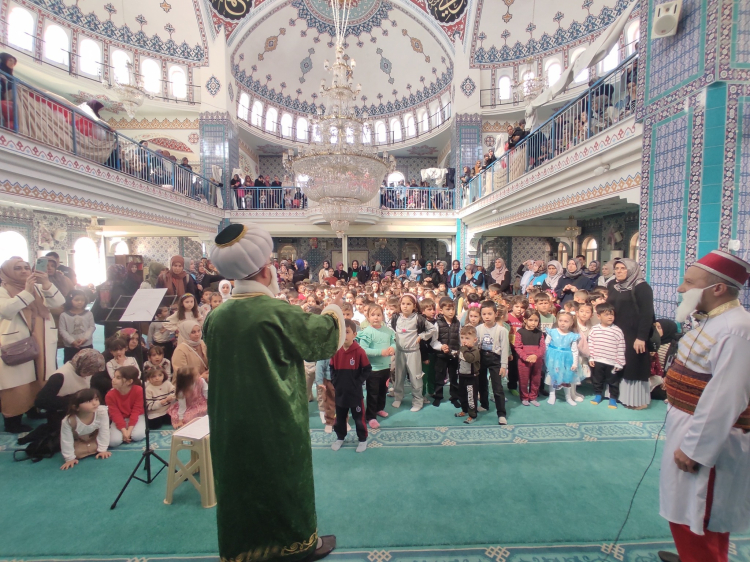 Bucak'ta Miniklerin Camide Yüzü Güldü 4