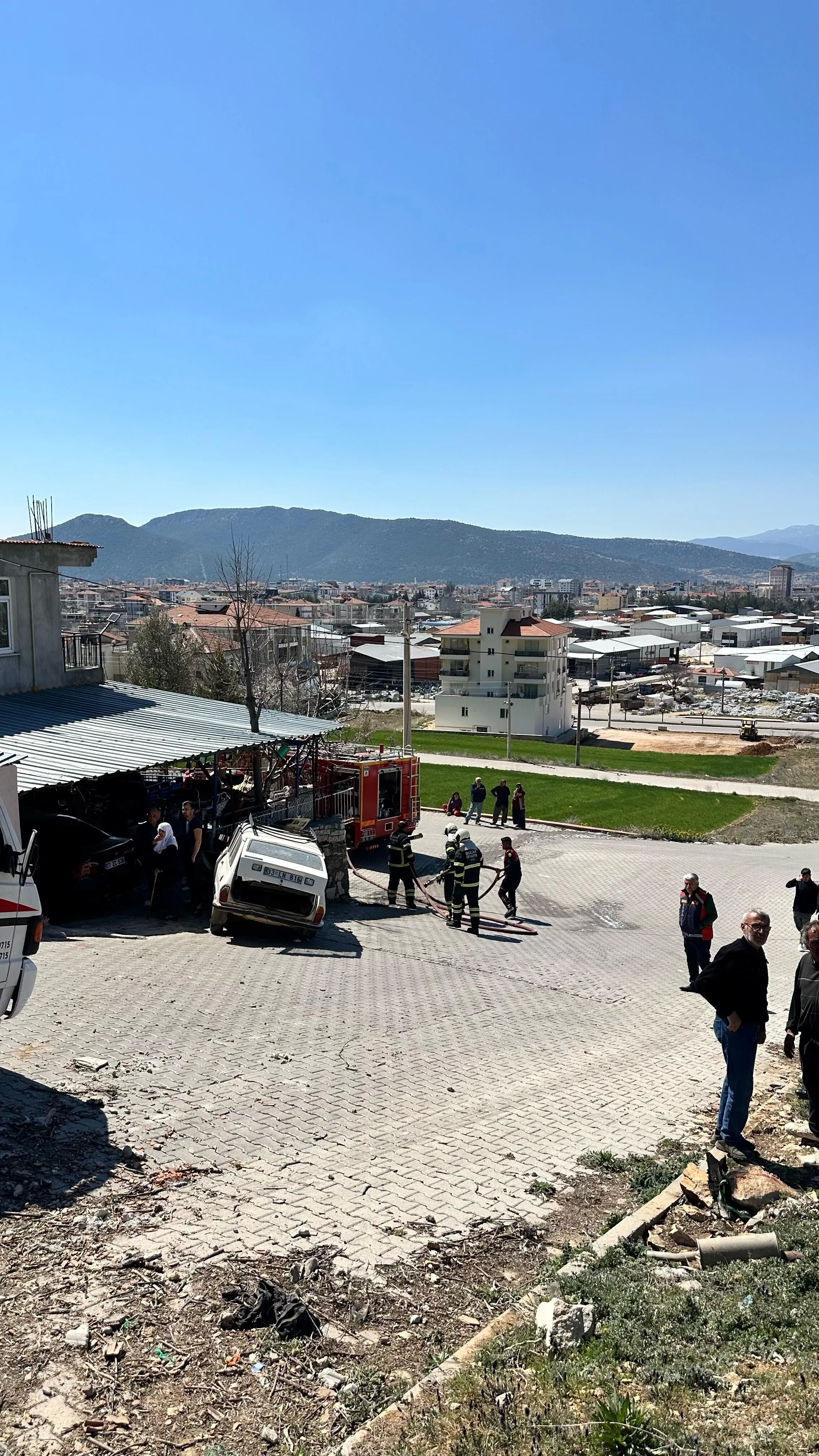 Bucak'ta Trafik Kazası Otomobil Doğalgaz Panosuna Çarptı