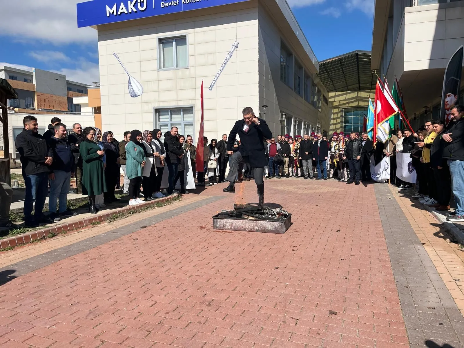 Burdur Mehmet Akif Ersoy Üniversitesi (Makü), Baharın Müjdecisi Nevruz Bayramı’nı Coşkulu Etkinliklerle Kutladı. İ 1