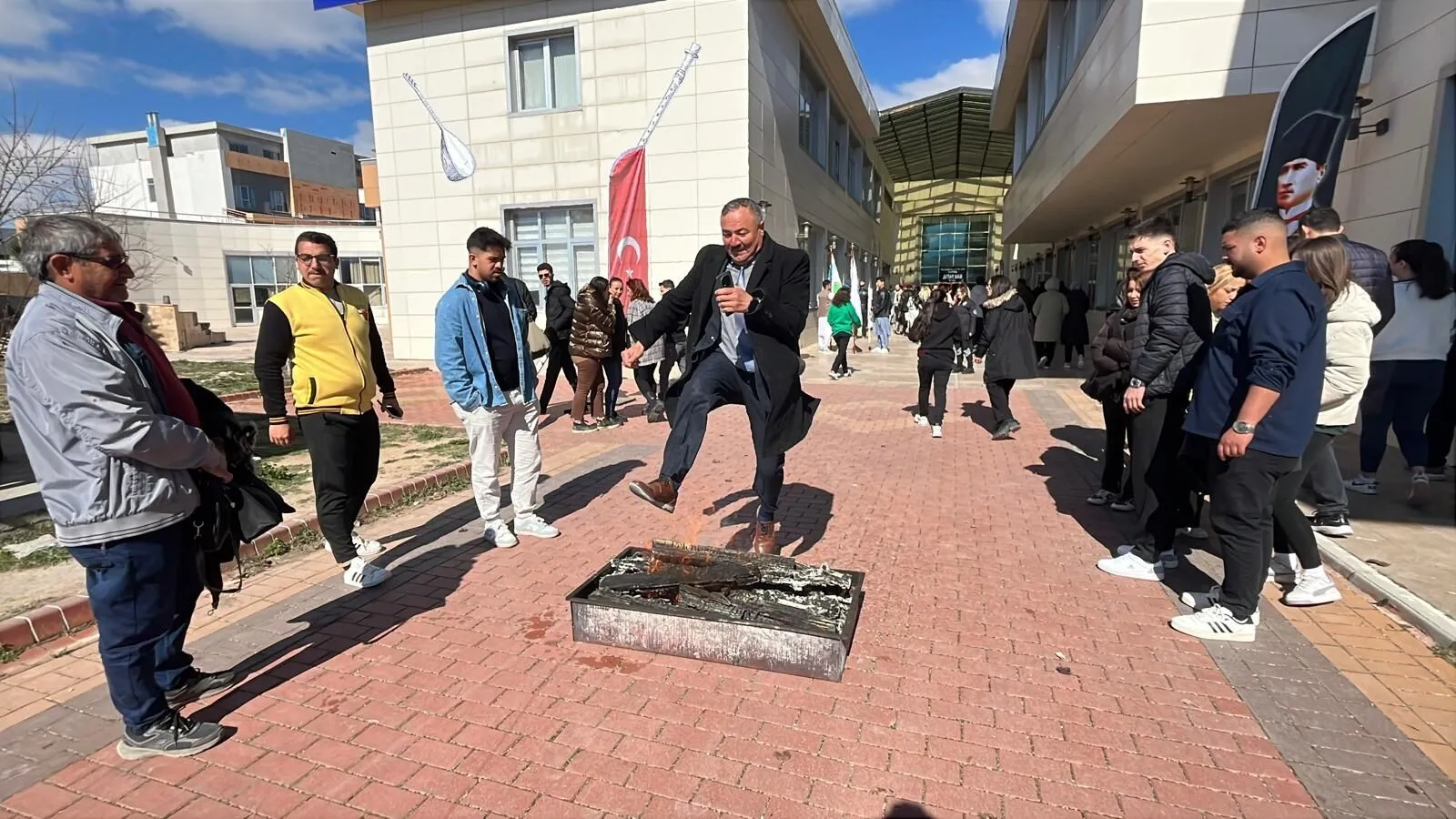 Burdur Mehmet Akif Ersoy Üniversitesi (Makü), Baharın Müjdecisi Nevruz Bayramı’nı Coşkulu Etkinliklerle Kutladı. İ 3