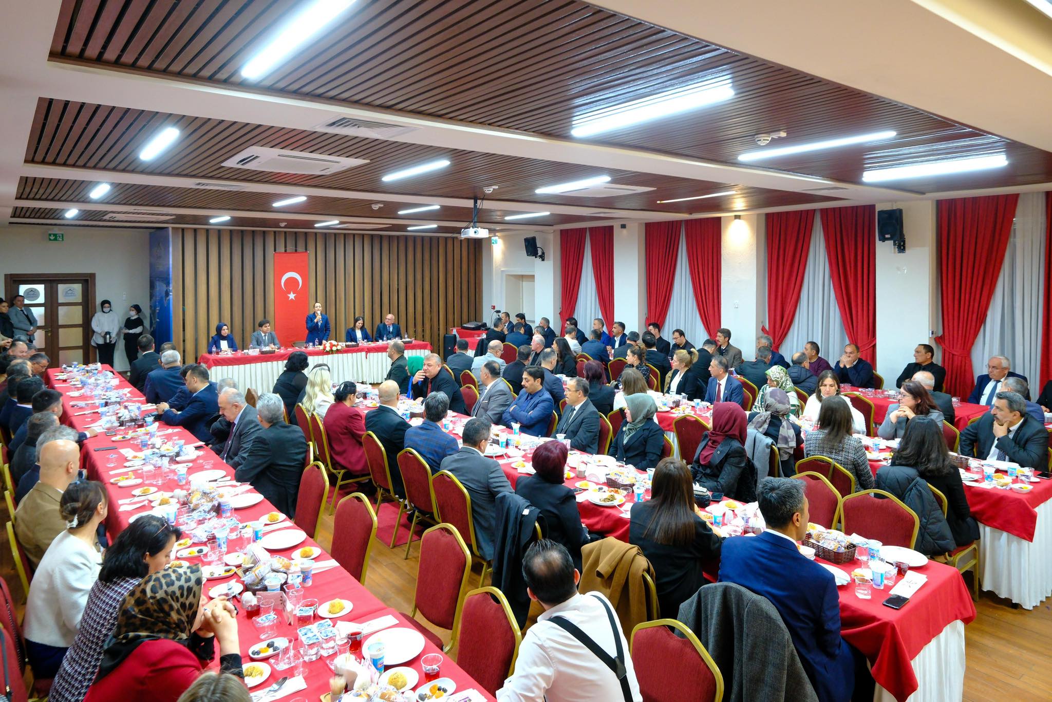 Burdur Valisi, Eğitimcilerle Iftarda Buluştu! 2