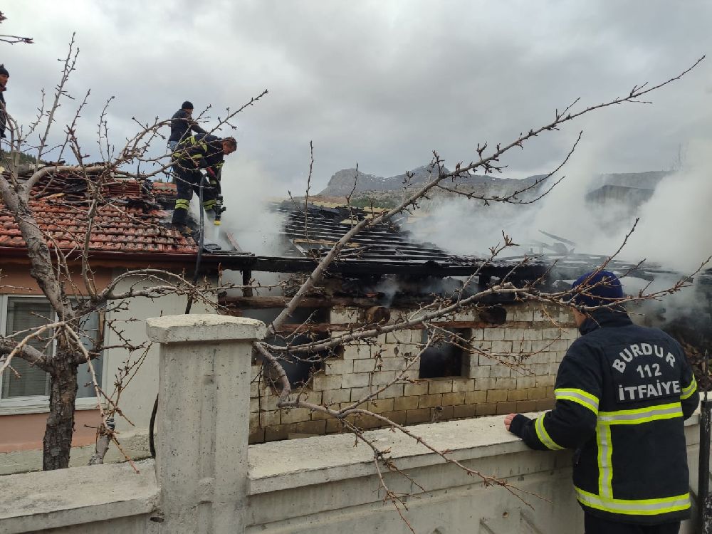 Burdur'da Samanlık Alev Aldı Alevler Odunluğa Sıçradı 1