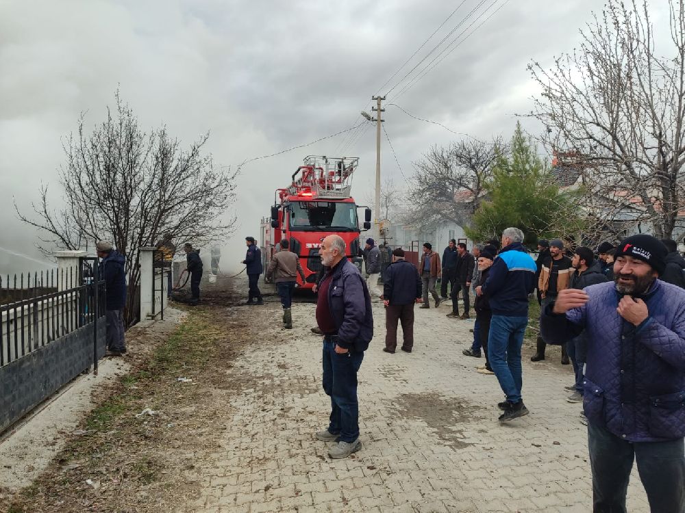 Burdur'da Samanlık Alev Aldı Alevler Odunluğa Sıçradı 3