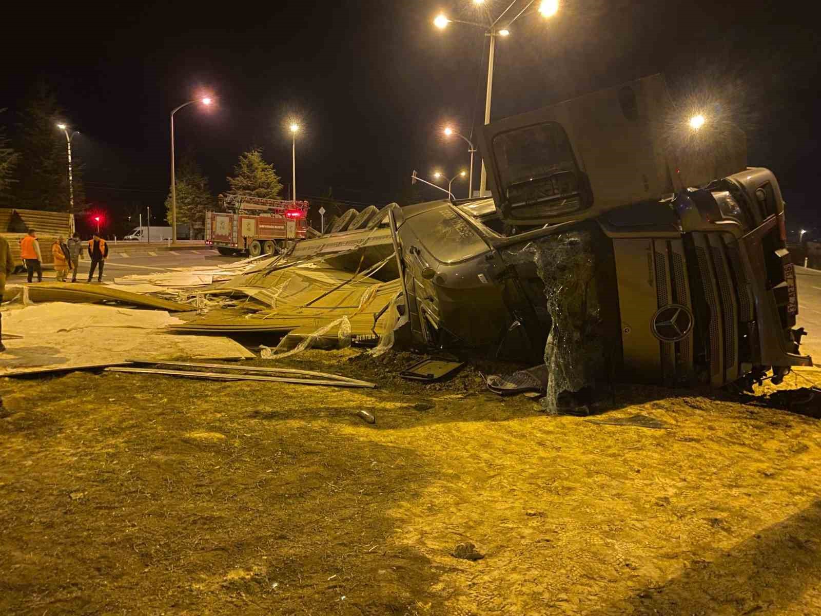 Isparta’da Refüje Devrilen Tırın Sürücüsü Ağır Yaralandı