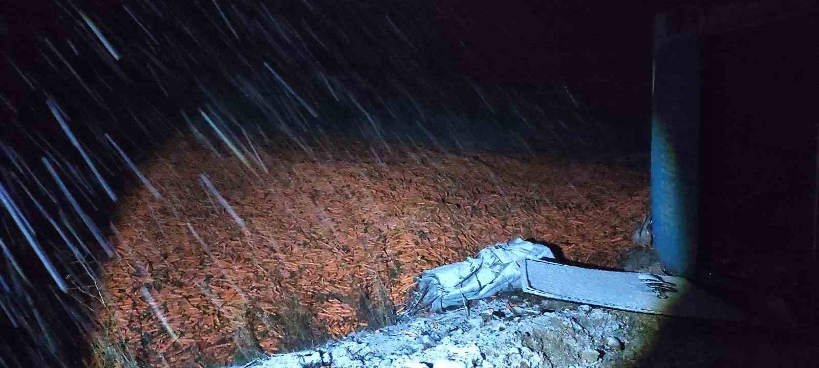 Isparta'da Yoğun Kar Yağışı Nedeniyle Kamyon Devrildi 1