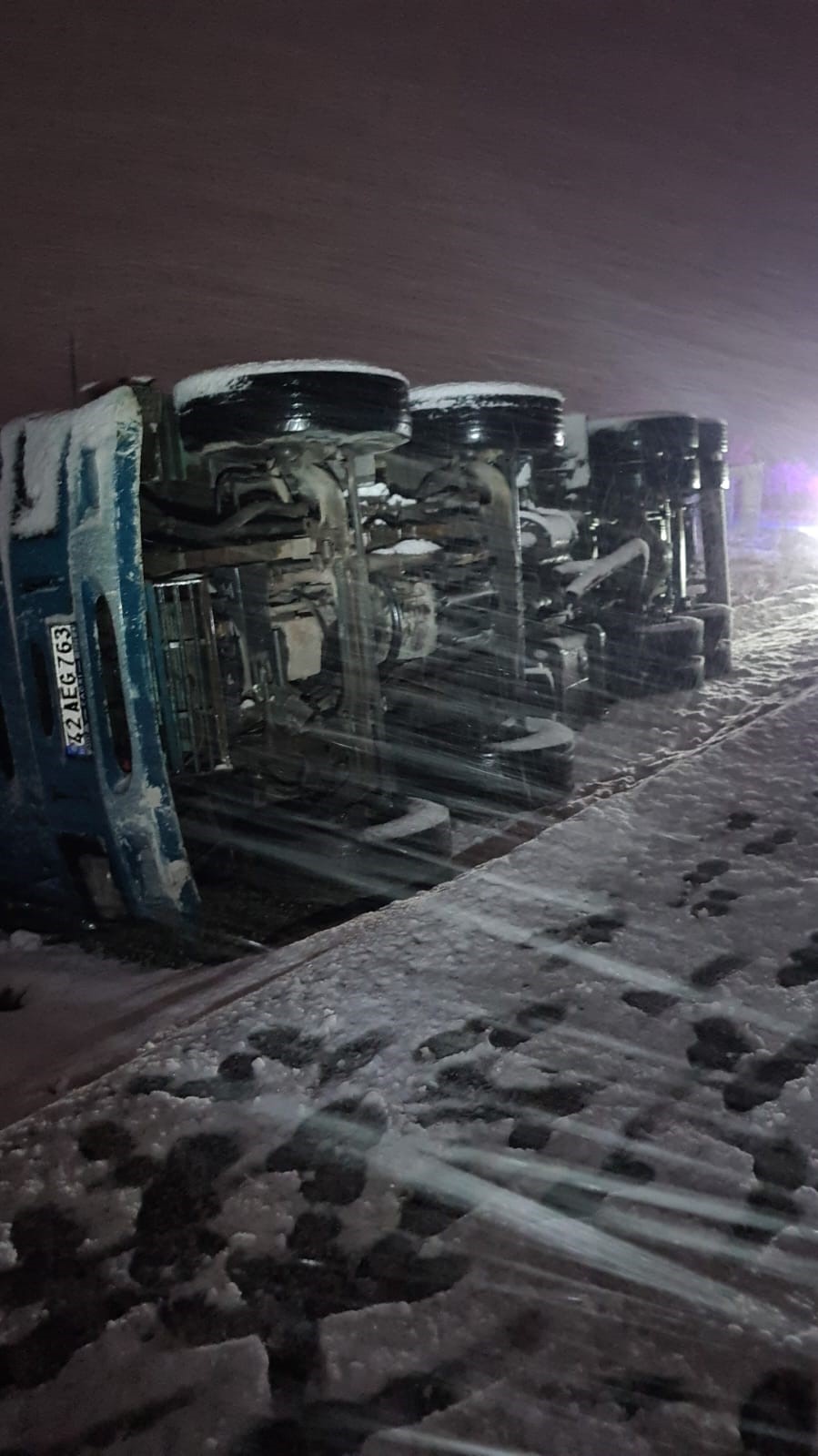 Isparta'da Yoğun Kar Yağışı Nedeniyle Kamyon Devrildi-2