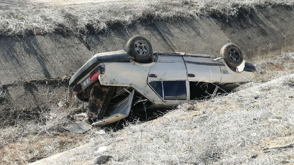 Isparta’nın Yalvaç Ilçesinde Meydana Gelen Trafik Kazasında, Kontrolden Çıkan Bir Otomobil Yol Kenarında Yürüyen Iki Yayaya Çarptı. 2