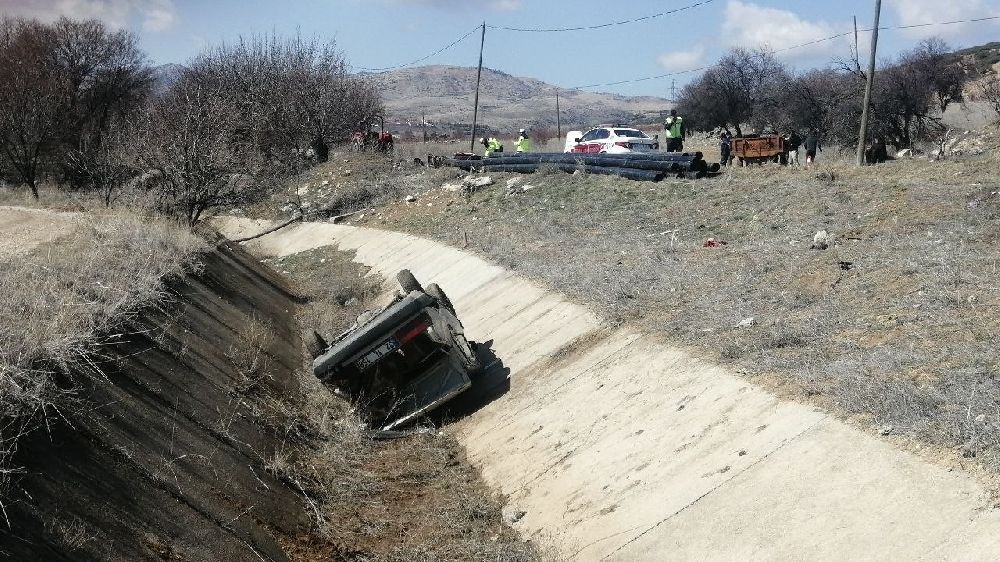 Isparta’nın Yalvaç Ilçesinde Meydana Gelen Trafik Kazasında, Kontrolden Çıkan Bir Otomobil Yol Kenarında Yürüyen Iki Yayaya Çarptı. 3