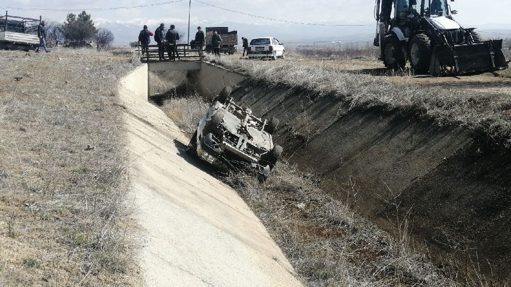 Isparta’nın Yalvaç Ilçesinde Meydana Gelen Trafik Kazasında, Kontrolden Çıkan Bir Otomobil Yol Kenarında Yürüyen Iki Yayaya Çarptı. 4