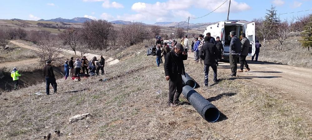 Isparta’nın Yalvaç Ilçesinde Meydana Gelen Trafik Kazasında, Kontrolden Çıkan Bir Otomobil Yol Kenarında Yürüyen Iki Yayaya Çarptı.