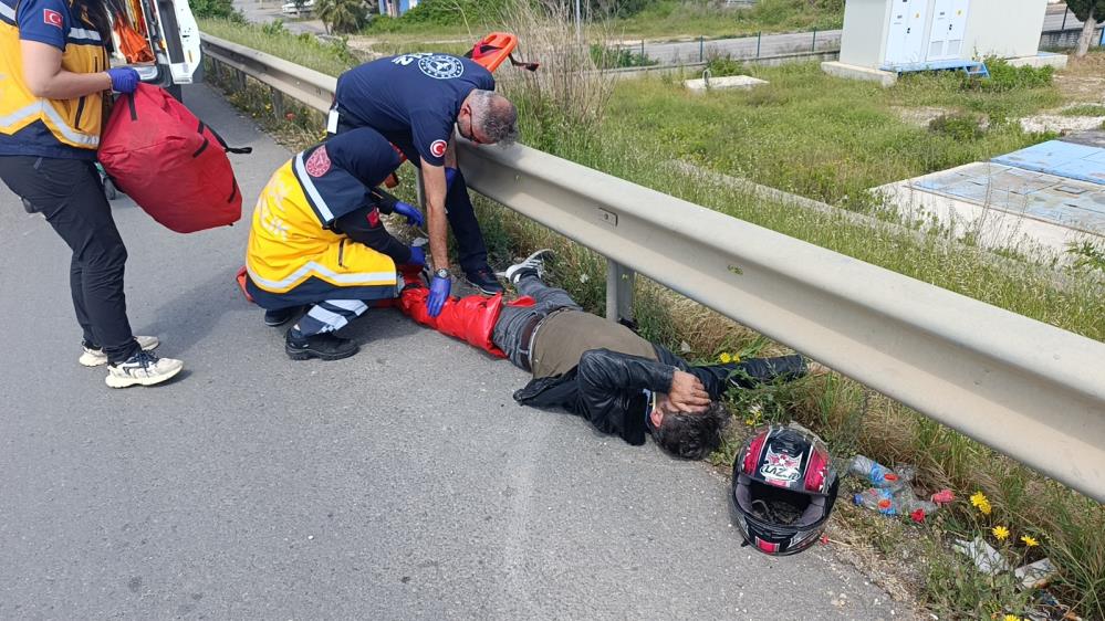 Antalya'da Lastiği Patlayan Motosiklet Devrildi 2