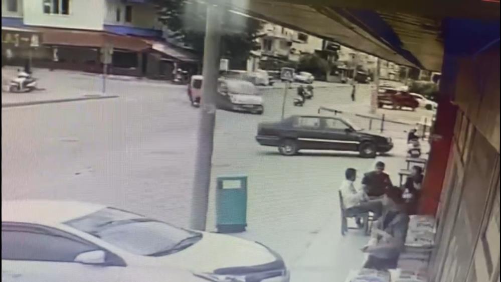 Antalya'da Motosiklet Ile Hafif Ticari Araç Çarpıştı 2