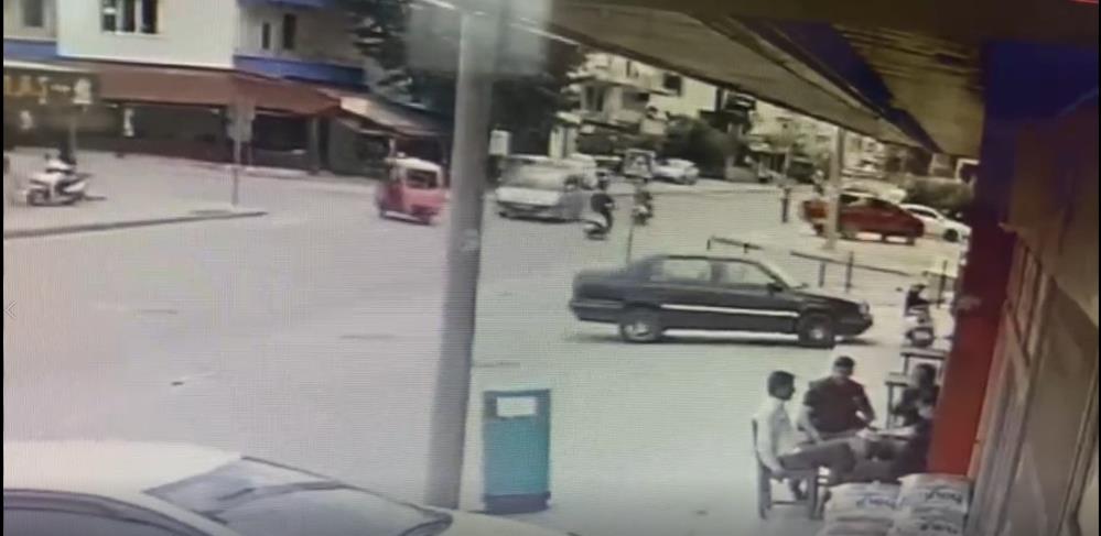 Antalya'da Motosiklet Ile Hafif Ticari Araç Çarpıştı