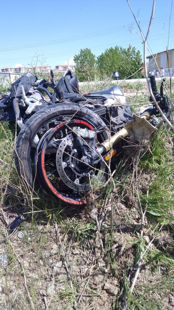 22 Yaşındaki Motosikletli Genç Hayatını Kaybetti, Otomobil Sürücüsü Sinir Krizi Geçirdi (1)