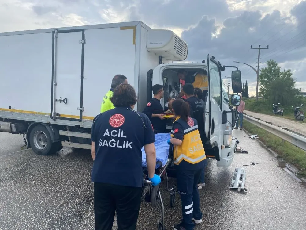 3 Araç Birbirine Girdi Kamyonet Hurdaya Döndü 1
