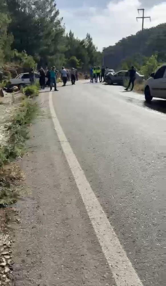 Alanya'da Iki Otomobil Çarpıştı 3 Yaralı