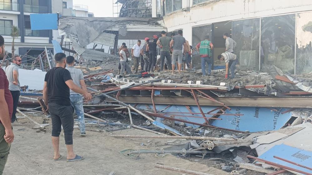 Antalya'da Otel Inşaatının Balkonu Göçtü (2)