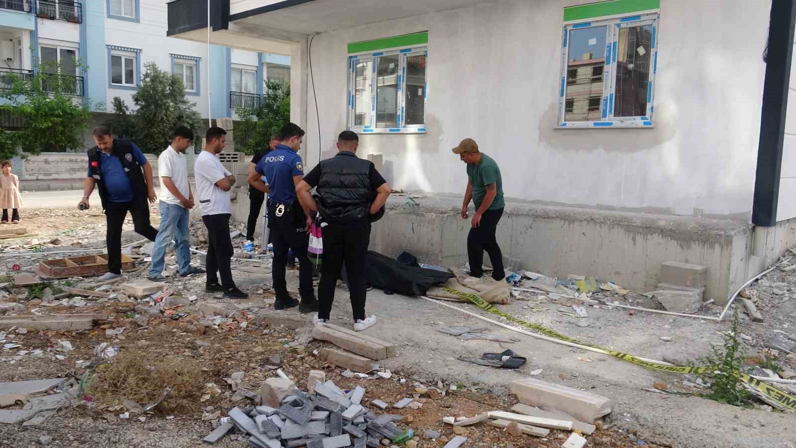 Antalya'da Şüpheli Ölüm Şantiye Önünde Ölü Bulundu-1