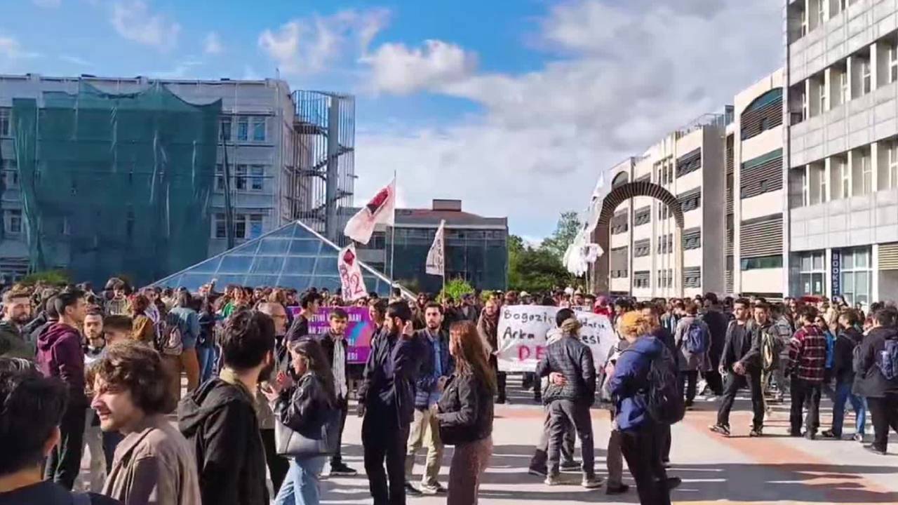 Bogazici Nde Gericilige Gecit Yok Ogrencilerin Nurettin Yildiz Protestosuna Polis Mudahalesi