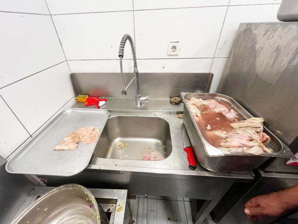 Bozulmuş Meze, Et Ve Et Ürünleri Kullanan Restoran Mühürlendi (3)