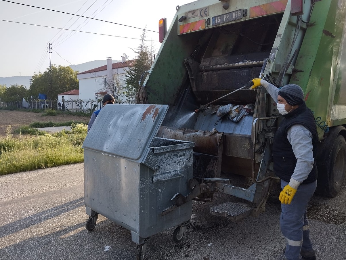 Bucak'ta Çalışmalar Hız Kazandı Çöp Konteynerlerine Dezenfekte Başladı! 1