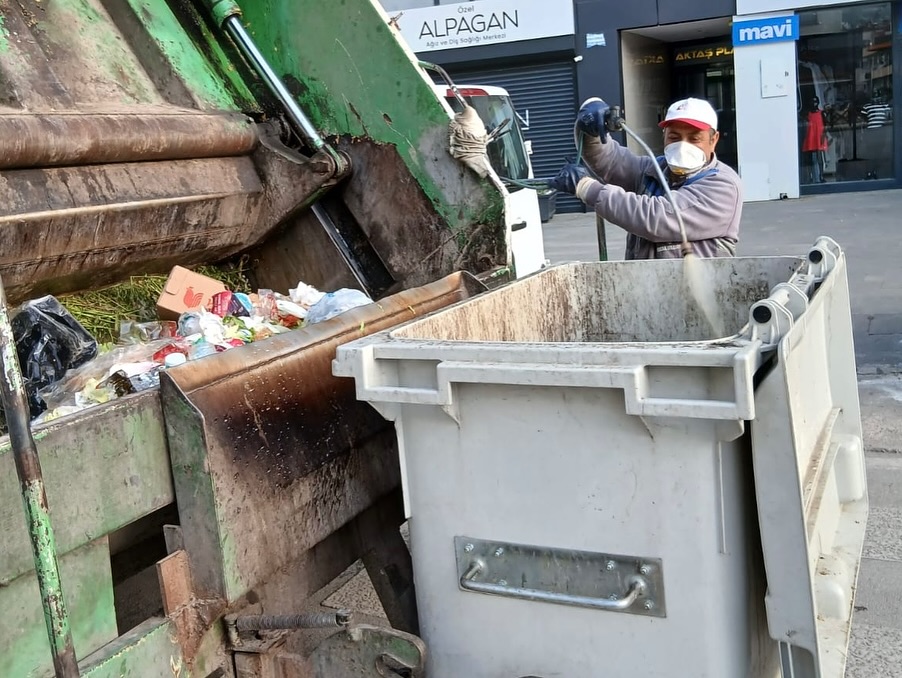 Bucak'ta Çalışmalar Hız Kazandı Çöp Konteynerlerine Dezenfekte Başladı! 2