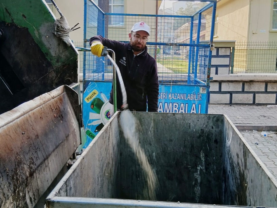 Bucak'ta Çalışmalar Hız Kazandı Çöp Konteynerlerine Dezenfekte Başladı! 3