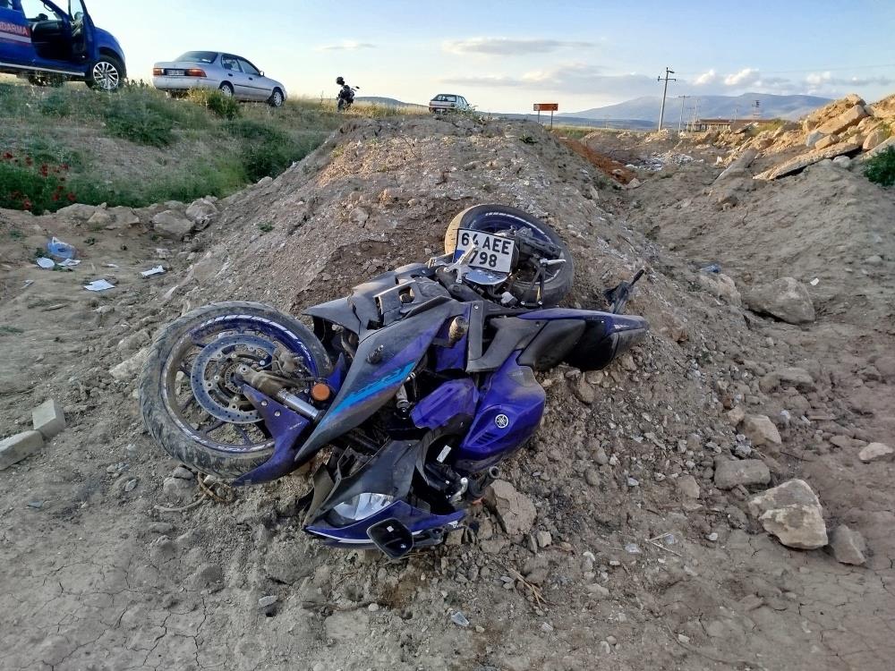 Denizli'de Motosiklet Yol Kenarına Devrildi (2)