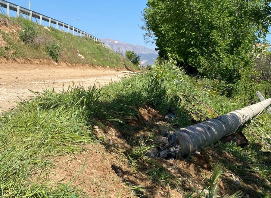 Denizli'nin Acıpayam Ilçesinde Meydana Gelen Trafik Kazasında Otomobilin Elektrik Direğine Çarpması Sonucu 2 Genç Yaşamını Yitirdi, 1 Kişi Ise Ağır Yaralandı 2