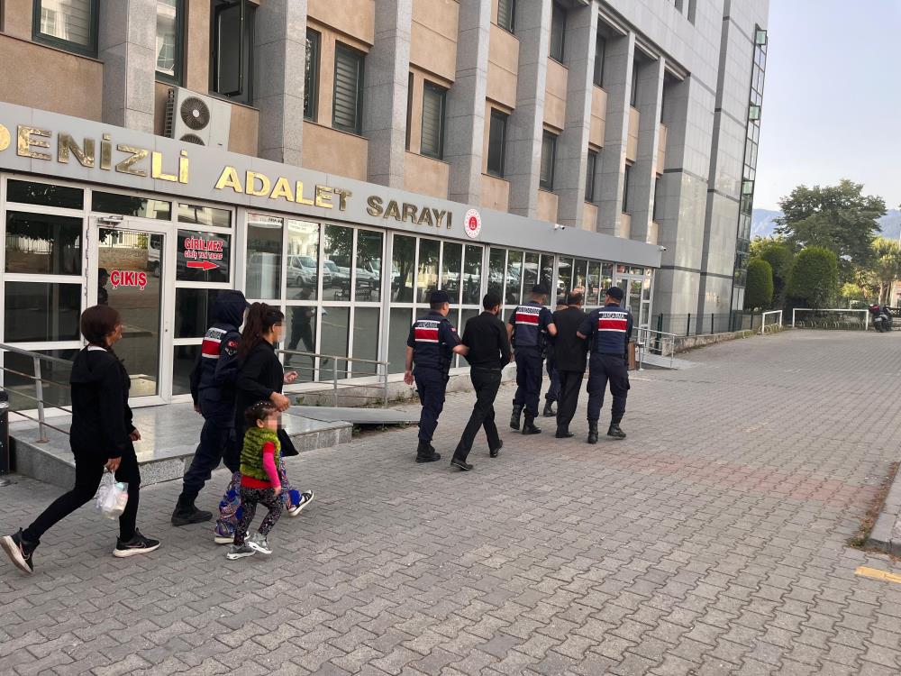 Dil Düşürerek 9 Ilde Hırsızlık Yapan Kadın Ve Ailesi 1