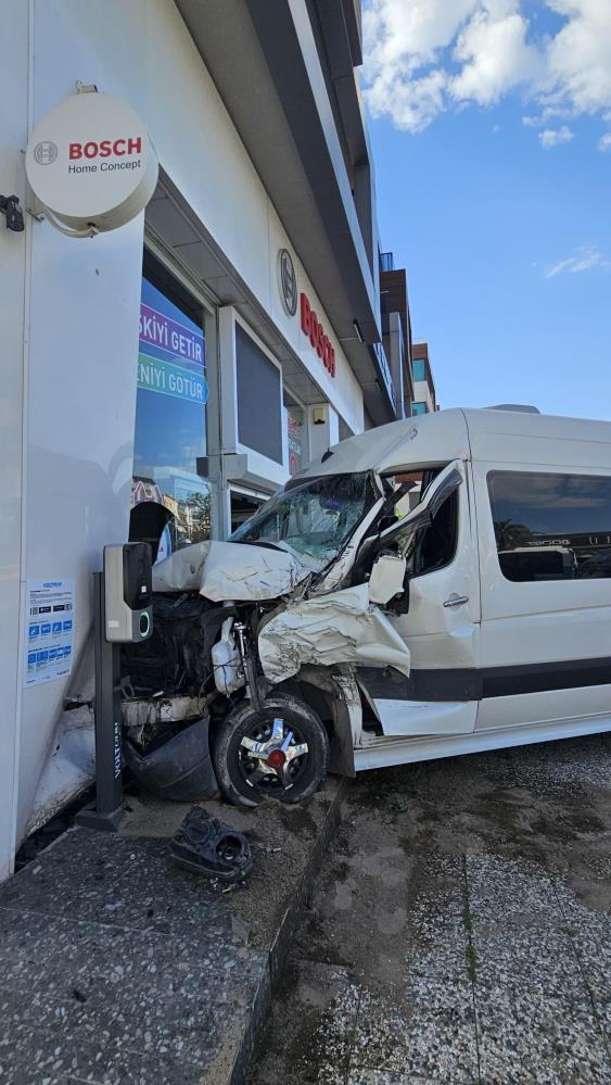İki Servis Aracı Çarpıştı, Biri Iş Yerine Daldı 1 (3)