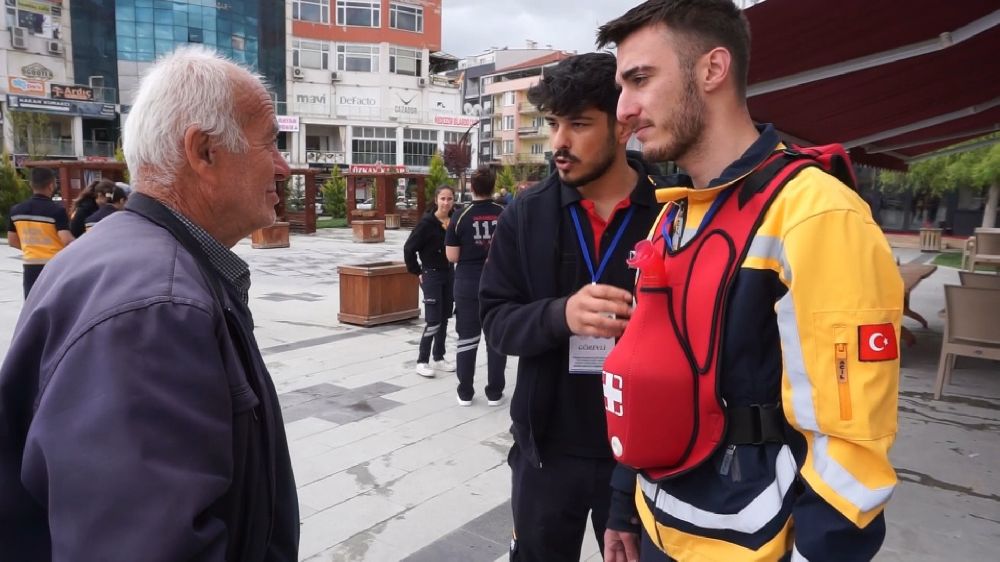 İlk Yardım Seferberliği Başladı! Heimlich Manevrası Ayakta Alkışlandı 1