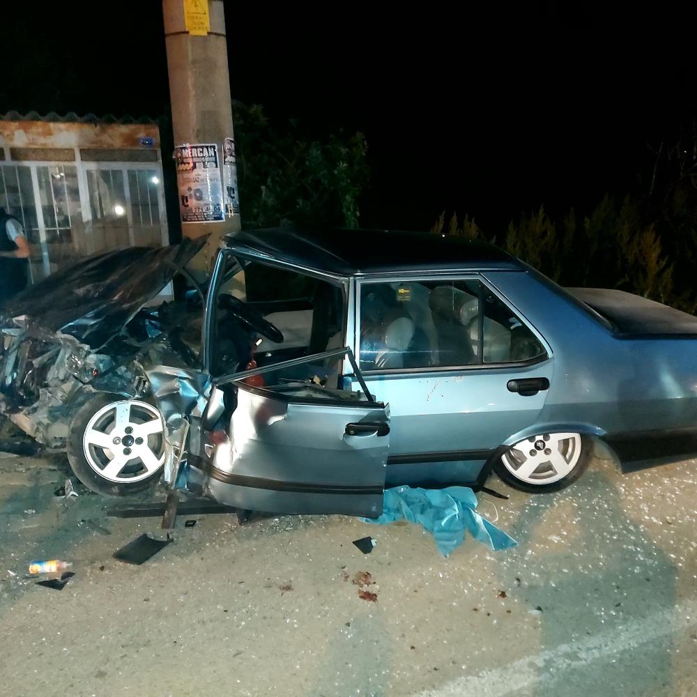 Isparta’da Iki Otomobil Kafa Kafaya Çarpıştı (1)