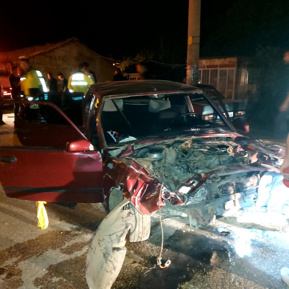 Isparta’da Iki Otomobil Kafa Kafaya Çarpıştı (3)