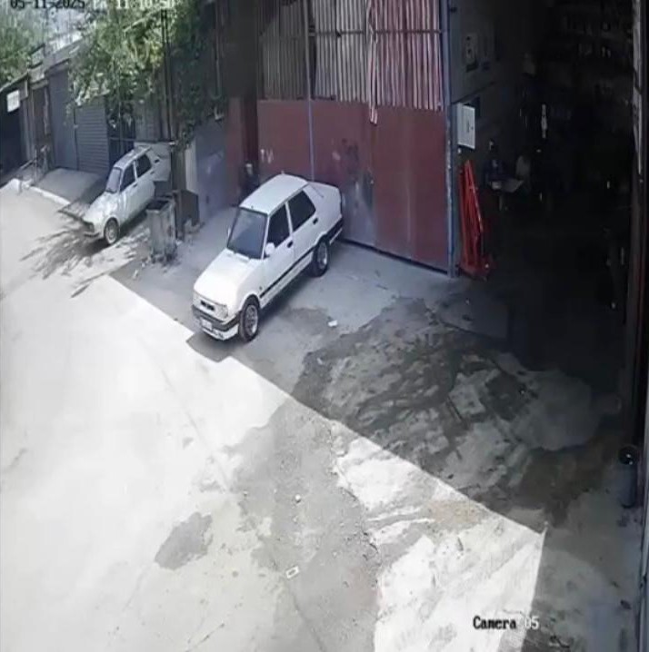 Kontrolden Çıkan Şarjlı Bisiklet Demir Kapıya Çarparak Durdu 2