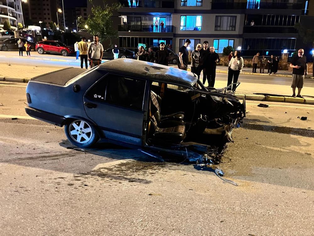 Lüks Araçla Çarpışan Tofaş Ikiye Bölündü (2)