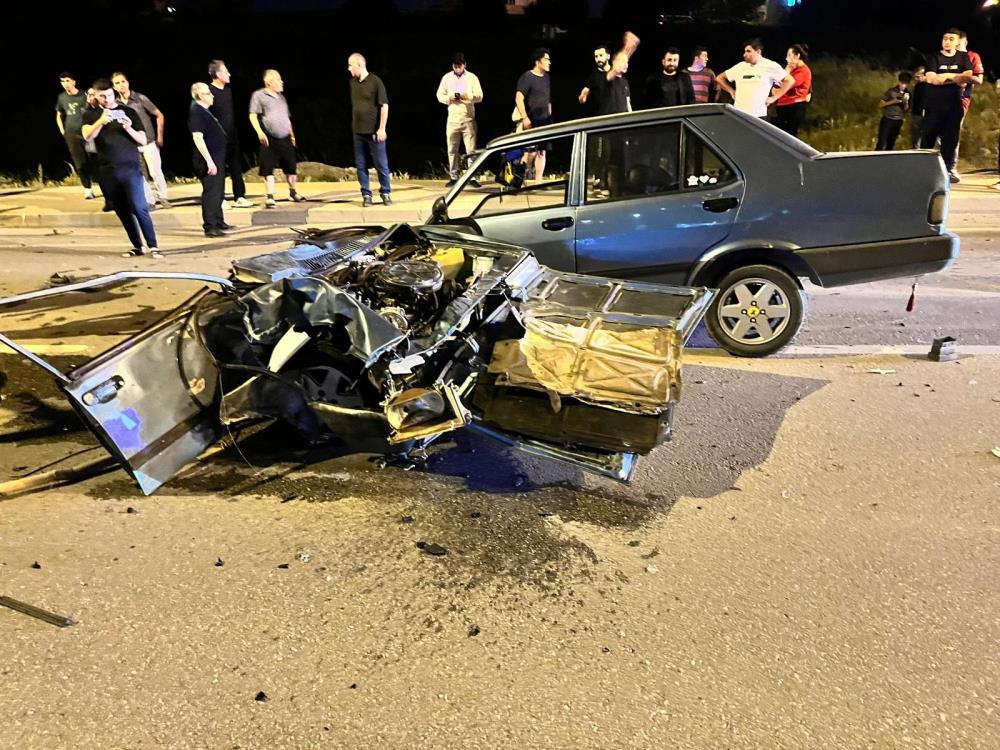 Lüks Araçla Çarpışan Tofaş Ikiye Bölündü (3)