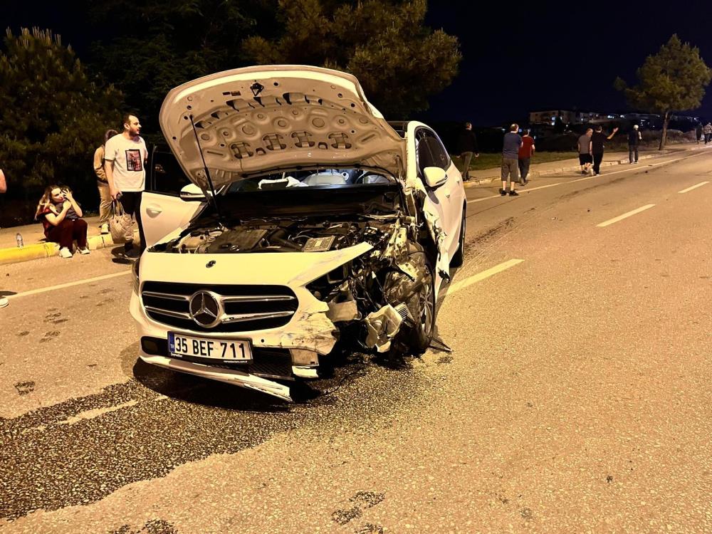 Lüks Araçla Çarpışan Tofaş Ikiye Bölündü (4)