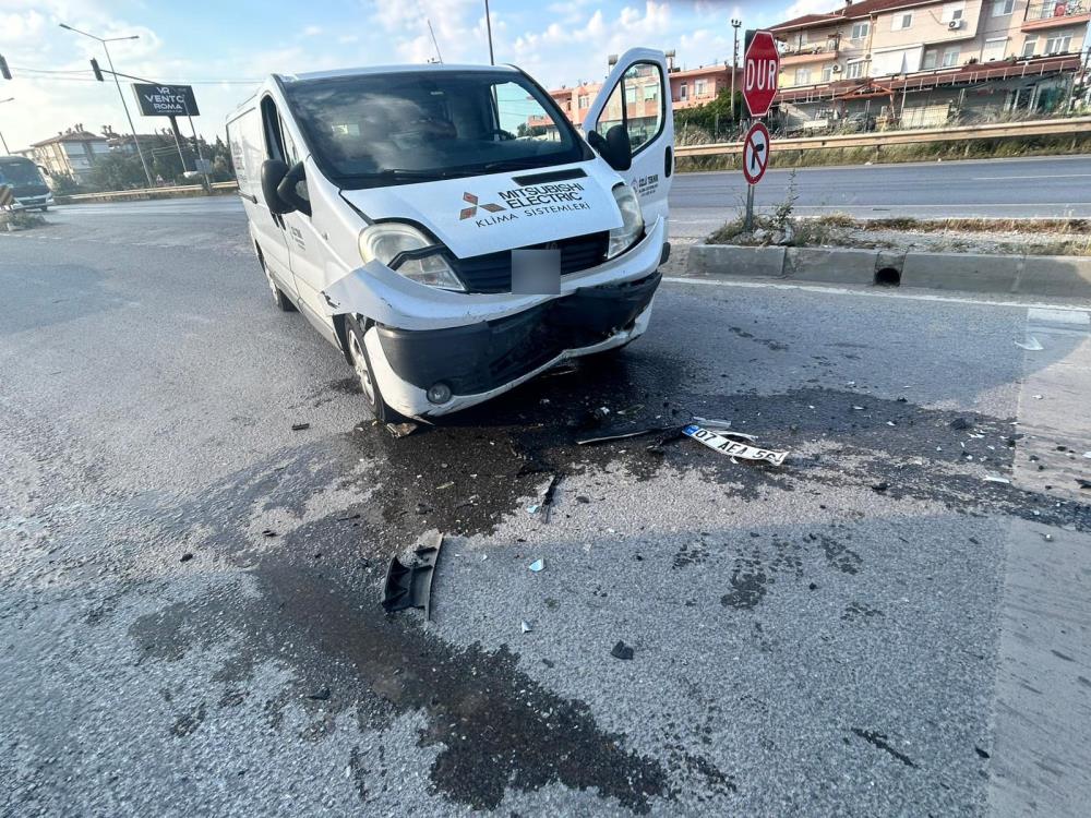 Manavgat'ta Otomobil Ile Kamyonet Çarpıştı 2