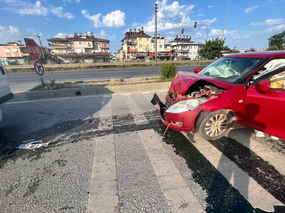 Manavgat'ta Otomobil Ile Kamyonet Çarpıştı