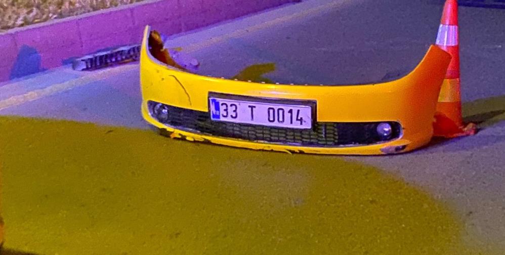 Mersin'de Kontrolden Çıkan Taksi Ağaca Ve Elektrik Direğine Çarptı (3)
