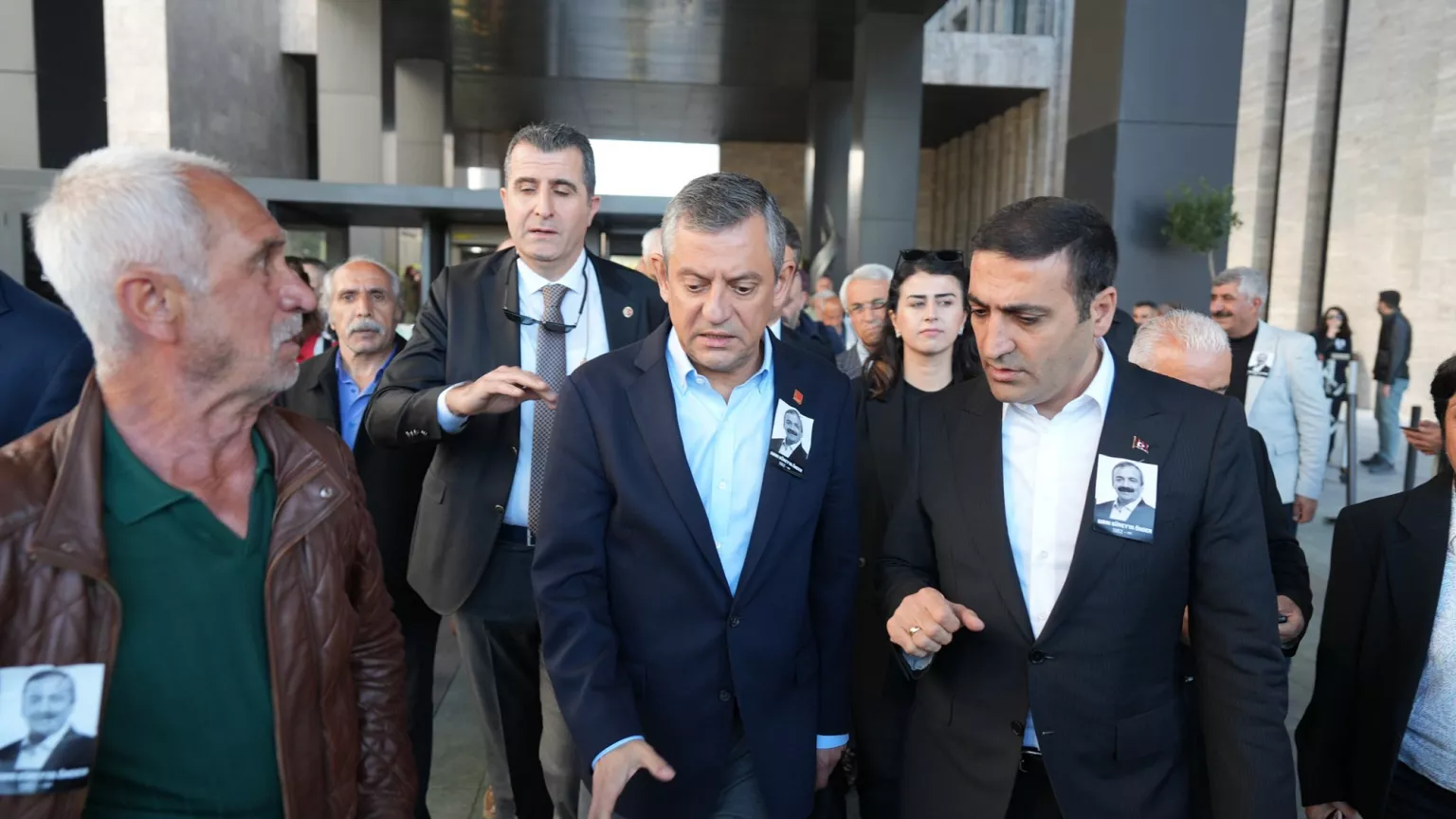 Özgür Özel'e Yumruklu Saldırı!