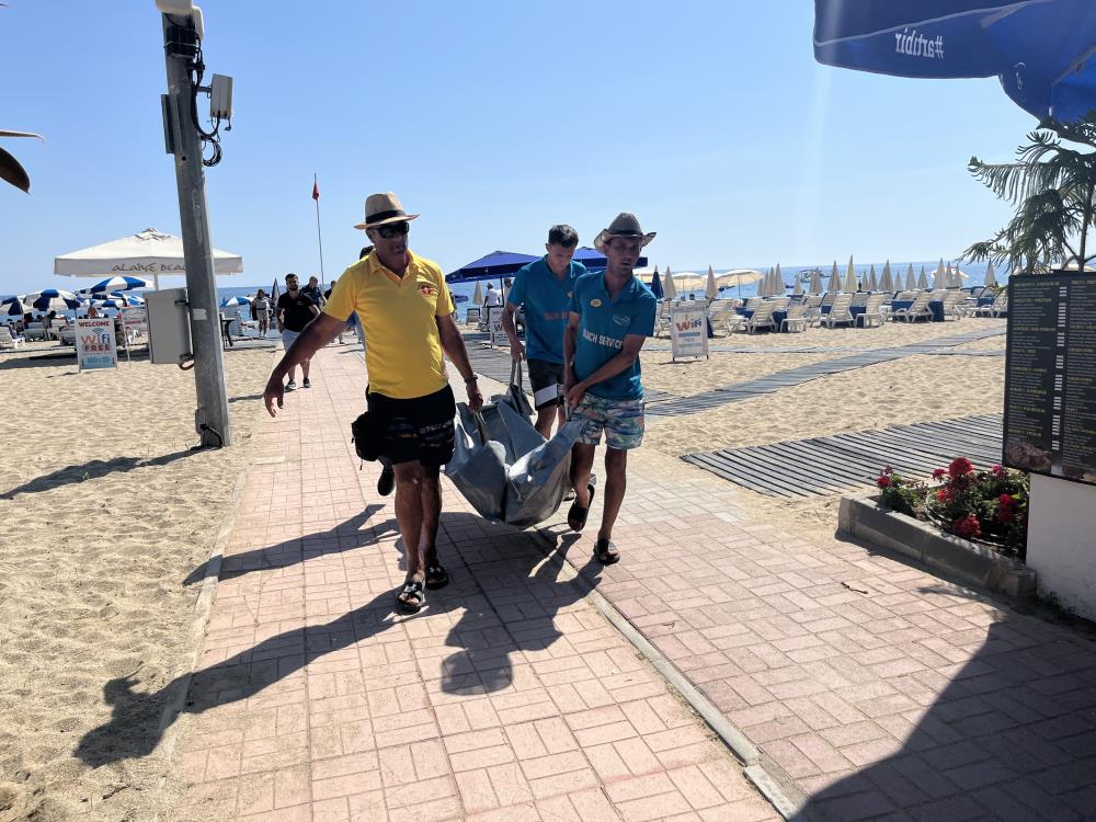 Tatile Gelen Alman Turist Sahilde Hayatını Kaybetti 2