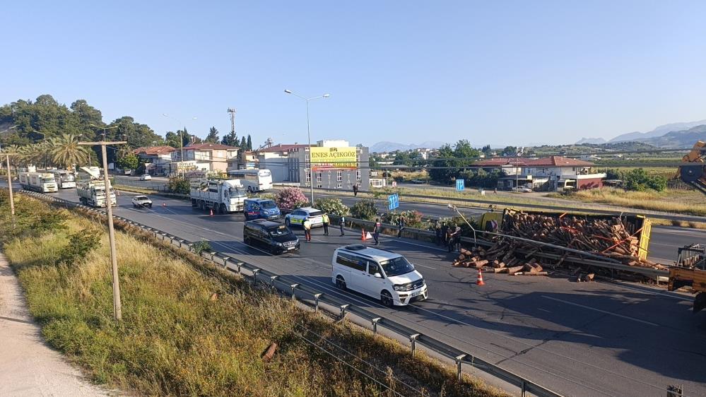 Tomruk Yüklü Kamyon Refüje Devri̇ldi̇ Ant (2)