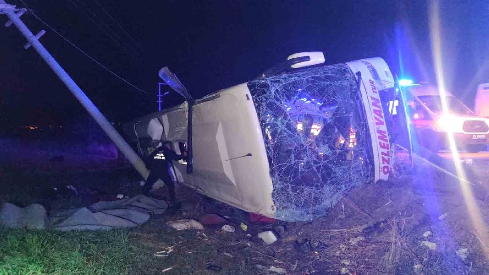 Van’da Yolcu Otobüsü Devrildi 28 Yaralı 3