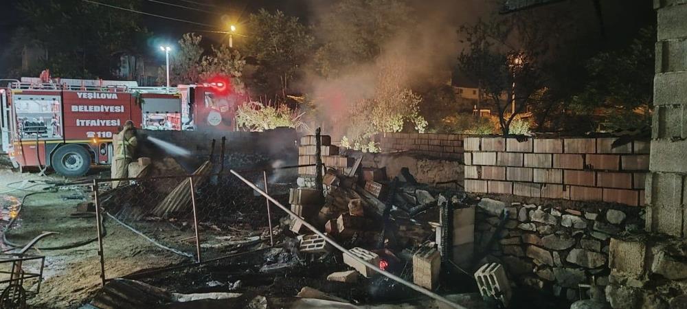 Burdur'da Ağılda Çıkan Yangında 10 Küçükbaş Hayvan Telef Oldu (2)